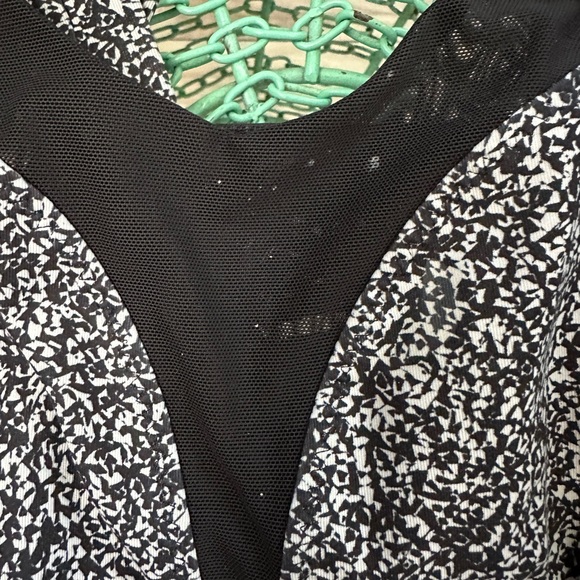 Size 6 Lululemon Sports Bra - Picture 5 of 5